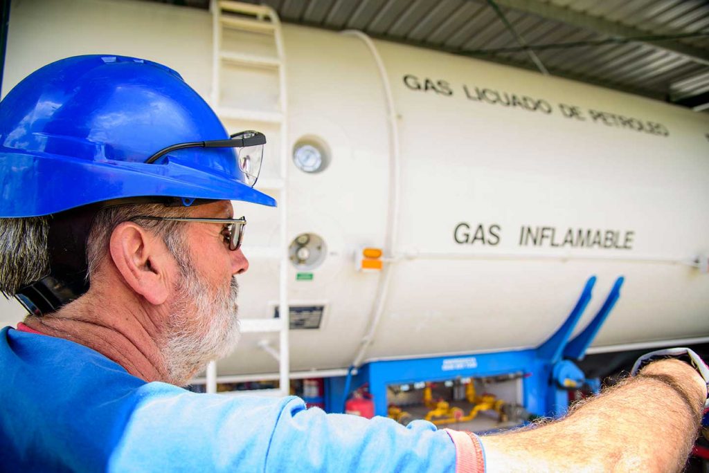 Hipergas-empleado-planta